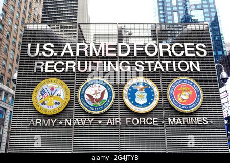 La station de recrutement des forces armées américaines signe à la station Times Square qui recrute pour les quatre branches de l'armée des forces armées américaines, la marine, l'armée de l'air a Banque D'Images