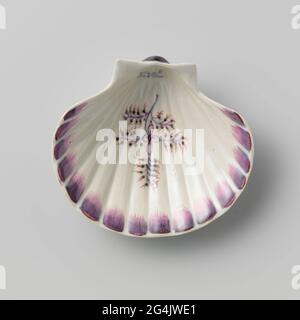 Coquille d'huître, peinte avec une branche de fleur. Coquillage en porcelaine, peint en sous-vitrage bleu, violet et rouge avec une branche de fleurs. Les extrémités des côtes des deux côtés sont décorées avec des accents de sous-vitrage bleu et violet, sur le devant même avec une ligne de fermeture en rouge. Banque D'Images