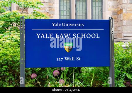 Université de Yale. Yale Law School signe et blason au Sterling Law Building - New Haven, Connecticut, USA - 2021 Banque D'Images