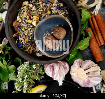 Différentes sortes de tisanes sur fond sombre. Médecine naturelle des herbes. Vue de dessus Banque D'Images