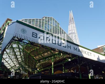 Londres, Grand Londres, Angleterre - juin 12 2021 : marché de quartier avec le Shard derrière. Banque D'Images