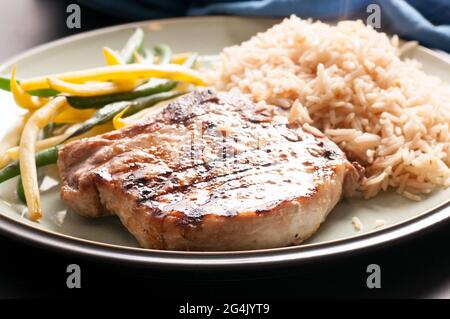 Gros plan d'un barbecue rôti au four avec du riz et des légumes à la vapeur Banque D'Images