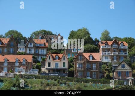 Maisons traditionnelles françaises sur la colline Banque D'Images