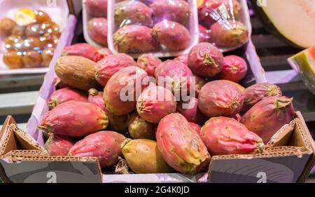 Nettoyer les figues en forme de poire ou de barbule. Exposé sur une boîte en carton et un plateau emballé Banque D'Images