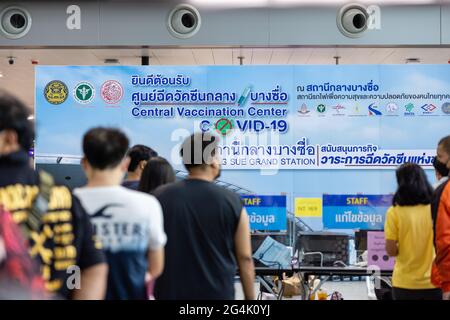 BANGKOK, THAÏLANDE - 21 juin 2021: À Bang Sue Grand Station Bangkok Thaïlande : travailleurs de la santé au travail pendant la première journée de la campagne de vaccination Banque D'Images