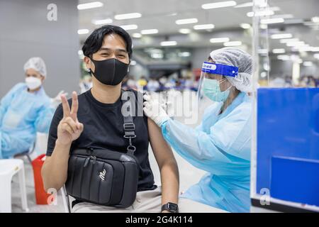 BANGKOK, THAÏLANDE - 21 juin 2021 : l'agent de santé thaïlandais mobilise LA VACCINATION COVID-19 pour les personnes qui prennent en charge les services de transport en commun au Bang Sue Gran Banque D'Images