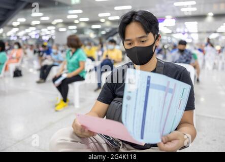 BANGKOK, THAÏLANDE - 21 juin 2021 : l'agent de santé thaïlandais mobilise LA VACCINATION COVID-19 pour les personnes qui prennent en charge les services de transport en commun au Bang Sue Gran Banque D'Images