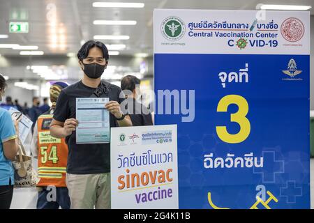 BANGKOK, THAÏLANDE - 21 juin 2021 : l'agent de santé thaïlandais mobilise LA VACCINATION COVID-19 pour les personnes qui prennent en charge les services de transport en commun au Bang Sue Gran Banque D'Images