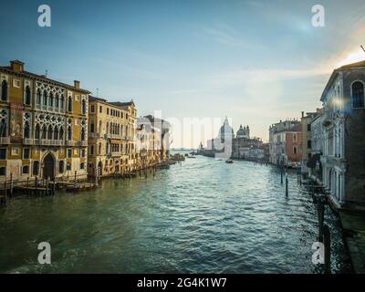 Vue sur le Grand Canal et la basilique Santa Maria della Salute depuis le Ponte dell'Accademia à Venise, Italie Banque D'Images