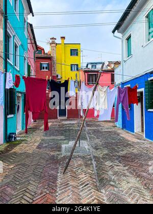 Linge mis à sécher sur un petit traditionnel et très Lieu coloré sur l'île de Burano Banque D'Images