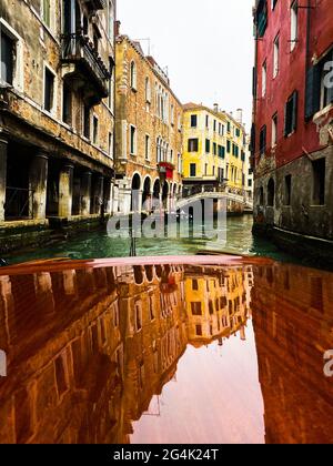 Elle abrite des réflexions sur la cagoule en bois verni, ponton, du bateau-taxi dans les rues de Venise, qui part Banque D'Images