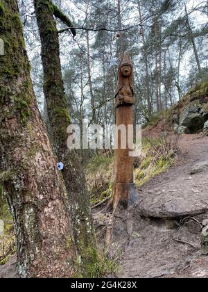 Sculpture en bois d'une fée au bord du chemin de la fée à Virton, Luxembourg, Belgique Banque D'Images