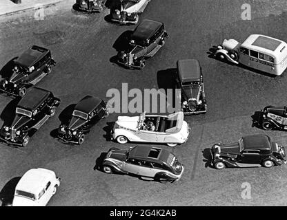 Transport / transport, rue, régulation de débit, circulation au rond-point, sur une place à Paris, 1931, DROITS-SUPPLÉMENTAIRES-AUTORISATION-INFO-NON-DISPONIBLE Banque D'Images