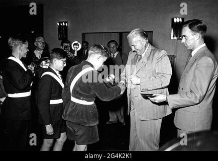 Transport / transport, rue, régulation de débit, patrouille de traversée scolaire, DROITS-SUPPLÉMENTAIRES-AUTORISATION-INFO-NON-DISPONIBLE Banque D'Images