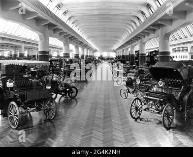 Expositions, musées, le Henry Ford, hall avec vieilles voitures, Dearborn, Michigan, 1953, DROITS-SUPPLÉMENTAIRES-AUTORISATION-INFO-NON-DISPONIBLE Banque D'Images