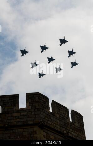 Royal Air Force Eurofighter avions de chasse Typhoon volant dans une formation Diamond Nine au-dessus du château de Windsor pour le Jubilé de diamant de la reine Elizabeth Banque D'Images