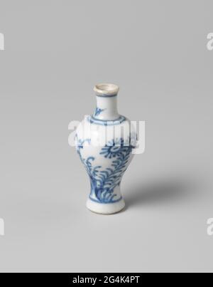 Vase miniature avec motif fleuri. Vase miniature en porcelaine avec corps en forme de baluster, peint en bleu sous-brillant. Un aster en fleur sur une roche sur l'abdomen; UNE plante deux fois sur le cou. Bleu blanc. Banque D'Images