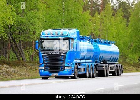 Le camion-citerne Blue Scania R580 transporte des marchandises sur l'autoroute 52 un jour d'été. Raasepori, Finlande. 27 mai 2021. Banque D'Images