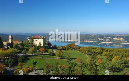 FRANCE, VAR (83), VILLAGE ET CHÂTEAU D'AIGUINES, PARC NATUREL RÉGIONAL DU VERDON Banque D'Images