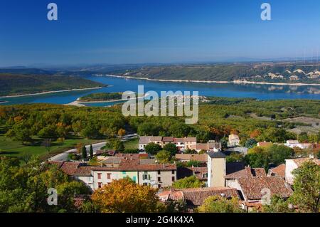 FRANCE. VAR (83), VILLAGE D'AIGUINES ET CHÂTEAU SURPLOMBANT LE LAC SAINTE CROIX, PARC NATUREL RÉGIONAL DU VERDON, HAUT VAR FRANCEDON Banque D'Images