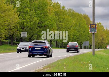 Dispositif de surveillance de la vitesse montrant un sourire vert heureux au conducteur qui va à la vitesse légale. Salo, Finlande. 28 mai 2021. Banque D'Images