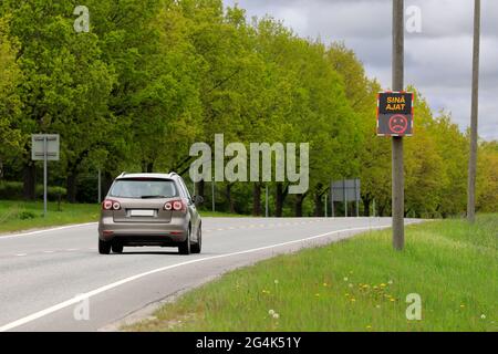 Dispositif de surveillance de la vitesse montrant un visage rouge triste à un conducteur qui dépasse la limite de vitesse légale. Banque D'Images