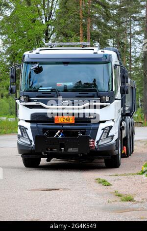 Raasepori, Finlande. 27 mai 2021. Volvo Trucks Finlande présente la nouvelle Volvo FMX 540 XPro Winter dans sa nouvelle gamme. Banque D'Images