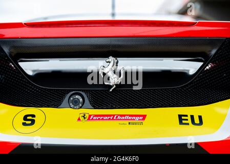 Valence, Espagne. 20 juin 2021. Un logo Ferrari vu sur une voiture lors des courses Ferrari Challenge au circuit Ricardo Tormo de Cheste à Valence. Credit: Xisco Navarro/SOPA Images/ZUMA Wire/Alay Live News Banque D'Images