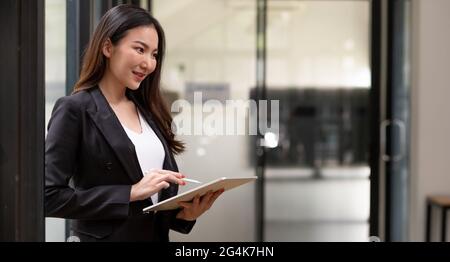 gros plan femme asiatique tenant le bloc de tablette avec les smart pen devices avec l'espace de copie. Banque D'Images