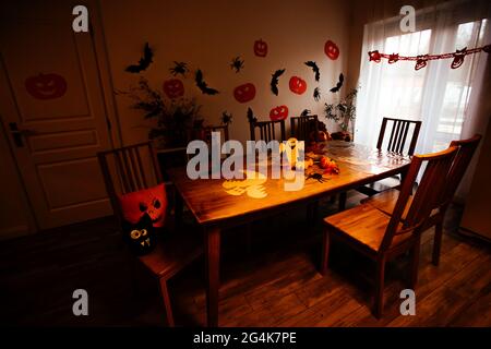 Table à manger en bois décorée pour Halloween Banque D'Images