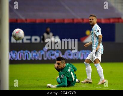 BRASILIA, BRÉSIL - JUIN 21: Alejandro Papu Gomez de l'Argentine marque son ged, pendant le match entre l'Argentine et le Paraguay au stade de Mane Garrincha le 21 juin 2021 à Brasilia, Brésil. (Support MB) Banque D'Images