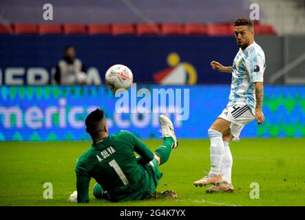 BRASILIA, BRÉSIL - JUIN 21: Alejandro Papu Gomez de l'Argentine marque son ged, pendant le match entre l'Argentine et le Paraguay au stade de Mane Garrincha le 21 juin 2021 à Brasilia, Brésil. (Support MB) Banque D'Images