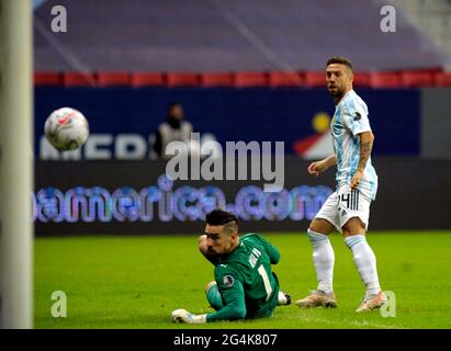 BRASILIA, BRÉSIL - JUIN 21: Alejandro Papu Gomez de l'Argentine marque son ged, pendant le match entre l'Argentine et le Paraguay au stade de Mane Garrincha le 21 juin 2021 à Brasilia, Brésil. (Support MB) Banque D'Images