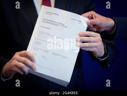 Berlin, Allemagne. 22 juin 2021. Les membres de la commission tiennent le rapport final de la commission d'enquête de Wirecard entre leurs mains après l'avoir remis au président du Bundestag. Credit: Kay Nietfeld/dpa/Alay Live News Banque D'Images