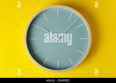 Horloge standard en bois sur fond jaune Banque D'Images