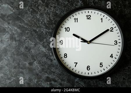 Horloge de bureau noire standard sur fond noir fumé Banque D'Images