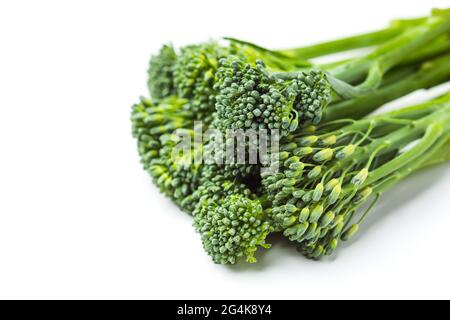 Tas de broccolini brut isolé sur fond blanc Banque D'Images