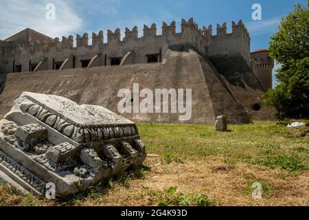 Château de Santa Severa de l'intérieur de la citadelle historique , au premier plan une ancienne décoration en marbre, Santa Severa, Rome, Italie Banque D'Images