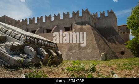 Vue sur une ancienne décoration en marbre devant l'ancien château de Santa Severa depuis l'intérieur de la citadelle historique, Santa Severa, Rome, Italie Banque D'Images