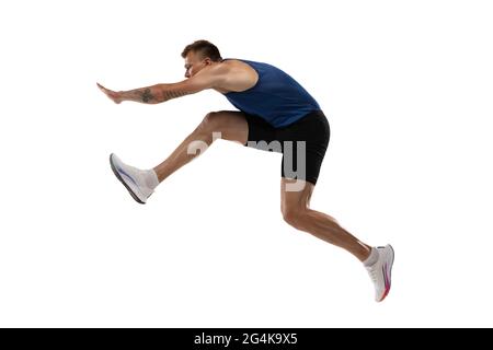 Athlète homme athlète saute au-dessus de la barrière isolée sur fond blanc. Banque D'Images