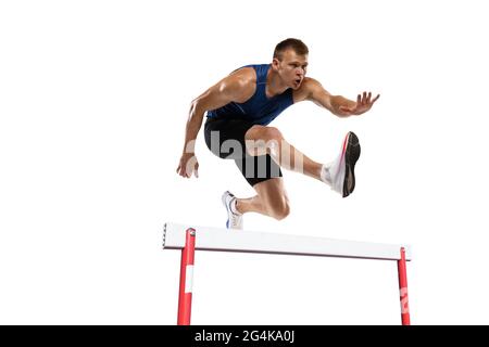 Athlète homme athlète saute au-dessus de la barrière isolée sur fond blanc. Banque D'Images