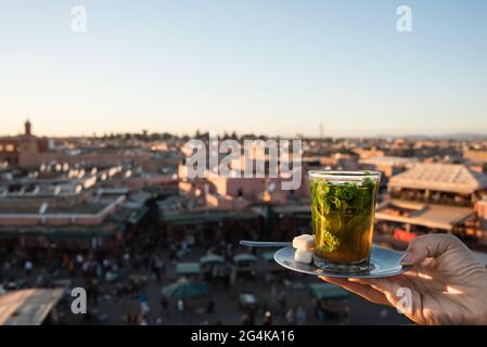 Thé à la menthe, place Djemaa el Fna , Marrakech, Maroc, Afrique du Nord, Afrique Banque D'Images