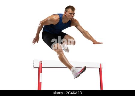 Athlète homme athlète saute au-dessus de la barrière isolée sur fond blanc. Banque D'Images