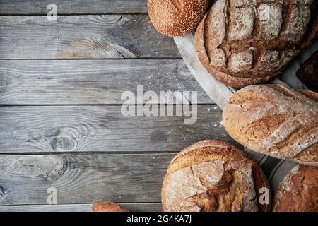 Assortiment de pain maison sans gluten et sans levure sur fond de bois gris. Banque D'Images