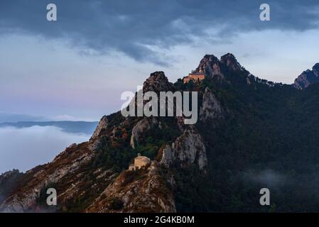 Sanctuaire de Queralt et ermitage de Sant Pere de Madrona au lever du soleil, avec brouillard. Vue depuis le sommet des Agulles del Mercadal (Berguedà, Catalogne, Espagne) Banque D'Images