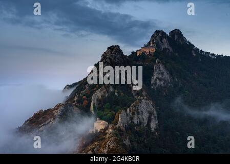 Sanctuaire de Queralt et ermitage de Sant Pere de Madrona au lever du soleil, avec brouillard. Vue depuis le sommet des Agulles del Mercadal (Berguedà, Catalogne, Espagne) Banque D'Images