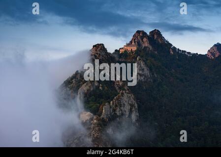 Sanctuaire de Queralt et ermitage de Sant Pere de Madrona au lever du soleil, avec brouillard. Vue depuis le sommet des Agulles del Mercadal (Berguedà, Catalogne, Espagne) Banque D'Images