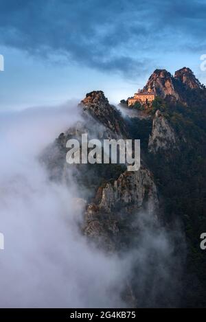 Sanctuaire de Queralt et ermitage de Sant Pere de Madrona au lever du soleil, avec brouillard. Vue depuis le sommet des Agulles del Mercadal (Berguedà, Catalogne, Espagne) Banque D'Images