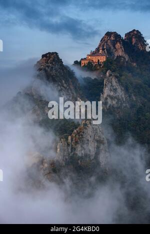 Sanctuaire de Queralt et ermitage de Sant Pere de Madrona au lever du soleil, avec brouillard. Vue depuis le sommet des Agulles del Mercadal (Berguedà, Catalogne, Espagne) Banque D'Images