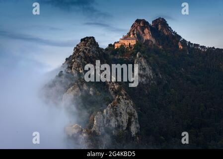 Sanctuaire de Queralt et ermitage de Sant Pere de Madrona au lever du soleil, avec brouillard. Vue depuis le sommet des Agulles del Mercadal (Berguedà, Catalogne, Espagne) Banque D'Images